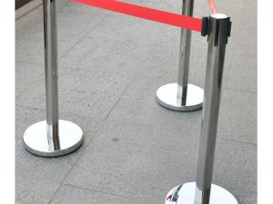 Retractable belt  Que manager barrier